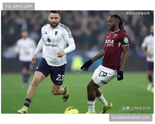 训练基地观察：曼联重点演练了禁区两侧的传中和包抄射门