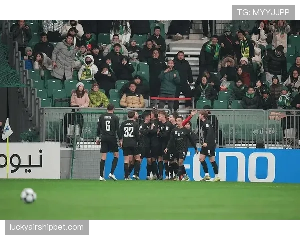 比赛因球迷向场内投掷杂物中断十分钟，主裁判警告将判负